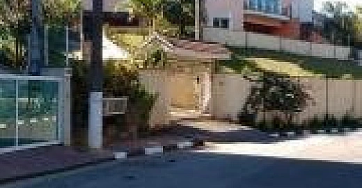 Vende-se uma casa no Condomínio em Arujá Casa em Condomínio